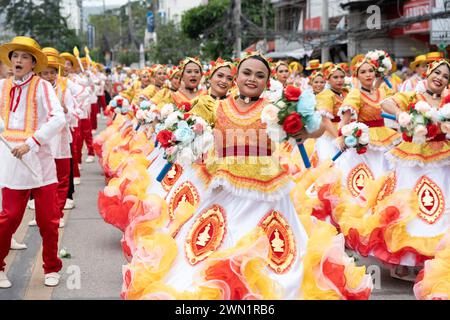 Dimanche 14 janvier 2024, Cebu City, Philippines. Un groupe contingent se produit dans le concours de danse de rue Sinulog sa Lalawigan. Banque D'Images