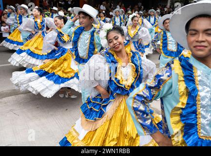 Dimanche 14 janvier 2024, Cebu City, Philippines. Un groupe contingent se produit dans le concours de danse de rue Sinulog sa Lalawigan. Banque D'Images