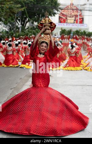 Dimanche 14 janvier 2024, Cebu City, Philippines. Un groupe contingent se produit dans le concours de danse de rue Sinulog sa Lalawigan. Banque D'Images