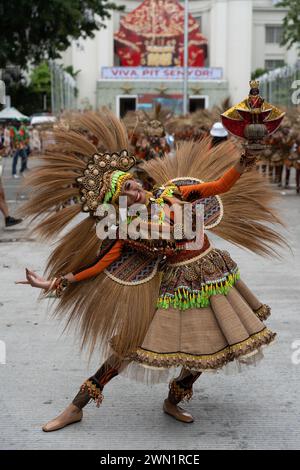 Dimanche 14 janvier 2024, Cebu City, Philippines. Un groupe contingent se produit dans le concours de danse de rue Sinulog sa Lalawigan. Banque D'Images