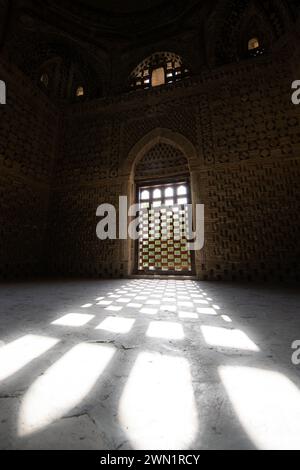 27 JUIN 2023, BOUKHARA, OUZBÉKISTAN : Mausolée Ismail Samani ou intérieur du mausolée Samanide avec l'ombre de la fenêtre au coucher du soleil, 9e -10e cen Banque D'Images