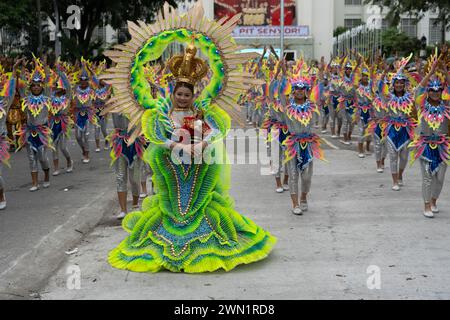 Dimanche 14 janvier 2024, Cebu City, Philippines. Un groupe contingent se produit dans le concours de danse de rue Sinulog sa Lalawigan. Banque D'Images