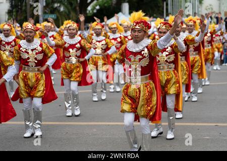 Dimanche 14 janvier 2024, Cebu City, Philippines. Un groupe contingent se produit dans le concours de danse de rue Sinulog sa Lalawigan. Banque D'Images