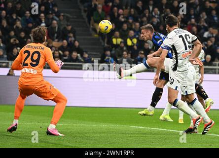 Milan, Italie. 28 février 2024. Davide Frattesi (2e l) du FC Inter marque son but lors d'un match de Serie A entre le FC Inter et Atalanta à Milan, Italie, le 28 février 2024. Crédit : Alberto Lingria/Xinhua/Alamy Live News Banque D'Images