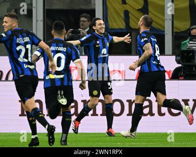 Milan, Italie. 28 février 2024. Matteo Darmian du FC Inter (2e R) célèbre son but avec ses coéquipiers lors d'un match de Serie A entre le FC Inter et Atalanta à Milan, Italie, le 28 février 2024. Crédit : Alberto Lingria/Xinhua/Alamy Live News Banque D'Images