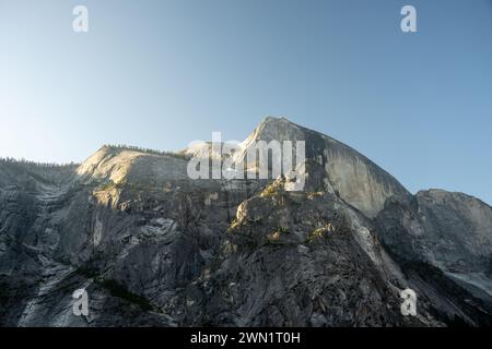 Morning Sun met en lumière les différents affleurements sur Half Dome à Yosemite Banque D'Images