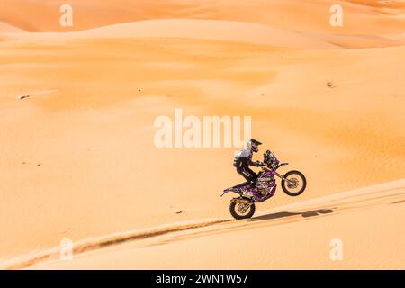 77 O'KELLY Oran (IRL), Vendetta Racing UAE, KTM 450 Rally, FIM W2RC, action lors de l'étape 2 du Abu Dhabi Desert Challenge 2024, le 28 février 2024 entre Al Dhannah et Mzeerâ&#x80;&#x99;ah, Émirats arabes Unis Banque D'Images
