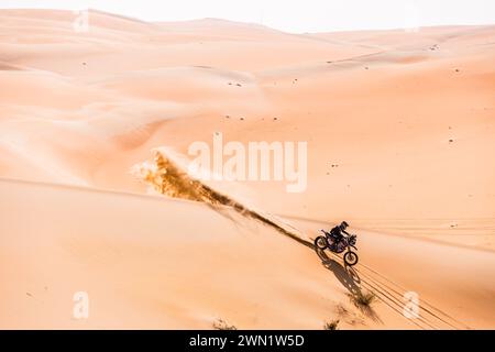 77 O'KELLY Oran (IRL), Vendetta Racing UAE, KTM 450 Rally, FIM W2RC, action lors de l'étape 2 du Abu Dhabi Desert Challenge 2024, le 28 février 2024 entre Al Dhannah et Mzeerâ&#x80;&#x99;ah, Émirats arabes Unis Banque D'Images