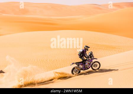 77 O'KELLY Oran (IRL), Vendetta Racing UAE, KTM 450 Rally, FIM W2RC, action lors de l'étape 2 du Abu Dhabi Desert Challenge 2024, le 28 février 2024 entre Al Dhannah et Mzeerâ&#x80;&#x99;ah, Émirats arabes Unis Banque D'Images