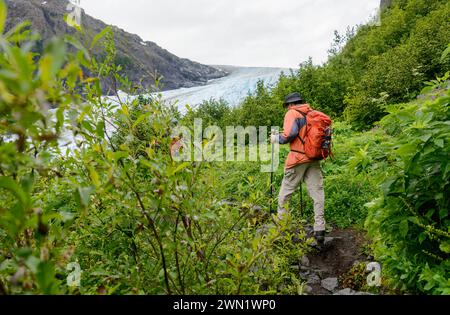 Les gens portant des crampons de glace sur leurs sacs à dos, marchant vers Exit Glacier. Parc national de Kenai Fjords. Alaska. Banque D'Images