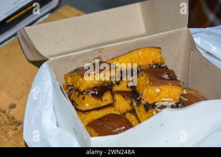 Photo de martabak sucré avec garniture au chocolat et au fromage. Banque D'Images