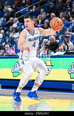 28 FÉVRIER 2024 : le garde de Saint Louis Billikens, Djordje Curcic (4), contrôle la balle à haut rebond dans un jeu de conférence A10 où les araignées Richmond ont visité le Saint Louis Billikens. Tenue à Chaifetz Arena en parfait Louis, MO le mercredi 28 février 2024 Richard Ulreich/CSM Banque D'Images