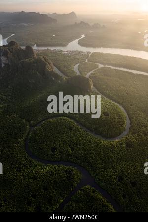 Vue aérienne du lever du soleil de la forêt de mangrove et du sommet de montagne de la baie de Phang nga - Thaïlande Banque D'Images