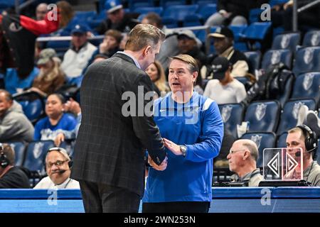 28 FÉVRIER 2024 : Travis Ford, entraîneur-chef de Saint Louis Billikens, et Chris Mooney, entraîneur-chef des Spiders de Richmond, se serrent la main après un match de conférence A10 où les Spiders de Richmond ont visité les Billikens de Saint Louis. Tenue à Chaifetz Arena en parfait Louis, MO le mercredi 28 février 2024 Richard Ulreich/CSM Banque D'Images