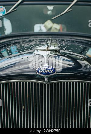 Thames, Nouvelle-Zélande, 24 novembre 2022, Beach Hop car Rally : photo détaillée - ford noir vintage restauré avec des gouttes de pluie et des reflets sur le capot. Banque D'Images