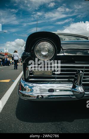 Thames, Nouvelle-Zélande, 24 novembre 2022, Beach Hop car Rally : voiture noire vintage restaurée Banque D'Images