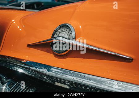 Thames, Nouvelle-Zélande, 24 novembre 2022, Beach Hop car Rally : photo détaillée - magnifique Pontiac orange vintage restauré Banque D'Images