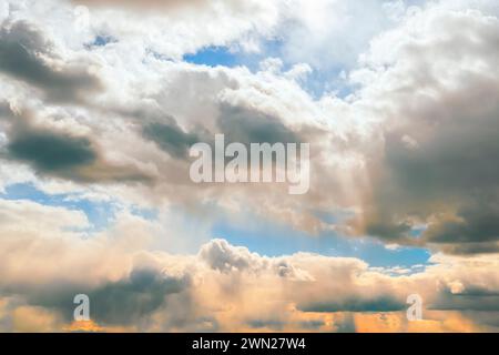 Nuages orageux dramatiques. Les rayons du soleil traversent les nuages. Ciel bleu Banque D'Images