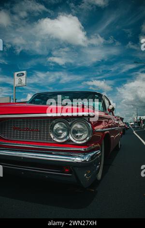 Thames, Nouvelle-Zélande, 24 novembre 2022, Beach Hop car Rally : Pontiac rouge vintage restauré avec un ciel bleu en arrière-plan Banque D'Images