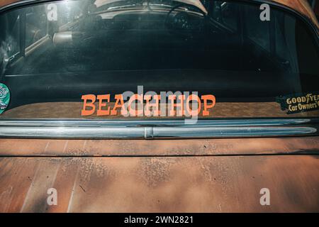 Thames, Nouvelle-Zélande, 24 novembre 2022, Beach Hop car Rally : voiture ancienne restaurée avec le logo BEACH HOP Banque D'Images