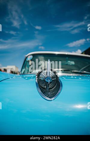 Thames, Nouvelle-Zélande, 24 novembre 2022, Beach Hop car Rally : voiture bleu ciel vintage restaurée - plan détaillé Banque D'Images