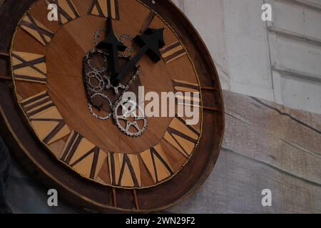 Décor industriel steampunk : horloge rétro-futuriste de machine à remonter le temps, avec des chiffres romains, des engrenages et des rouages, pour tous vos besoins de chronométrage et de voyage dans le temps. Banque D'Images