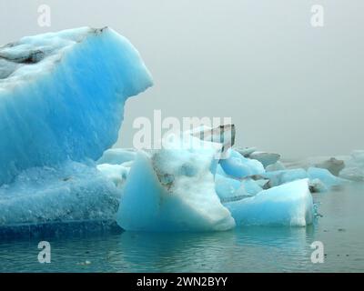 grands icebergs bleus flottant en été sur le lagon glaciaire de jokulsarlon le long de la rocade dans le sud-est de l'islande Banque D'Images