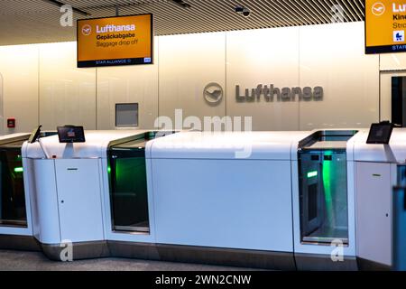 Aéroport de Francfort, Allemagne - 19 février 2024 : comptoir Lufthansa pour le dépôt des bagages en libre-service Banque D'Images