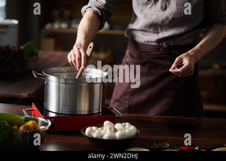 Cuisinez faire des plats dans la cuisine Banque D'Images