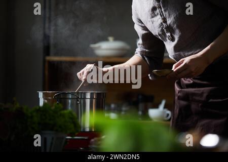 Cuisinez faire des plats dans la cuisine Banque D'Images