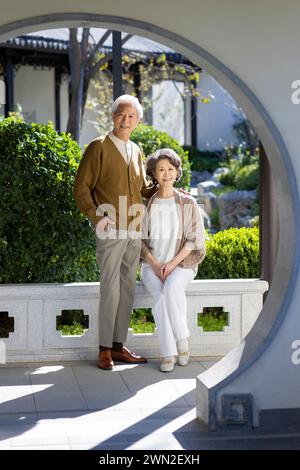 Heureux couple Senior se relaxant dans le parc Banque D'Images