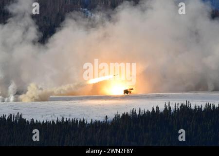 Alaska, États-Unis. 24 février 2024. Les Marines de la batterie Fox, 2e Bataillon, 14e Régiment de Marines, tirent des roquettes du système de roquettes d'artillerie à haute mobilité (HIMARS) dans la zone d'entraînement du Yukon de Fort Wainwright. Les Marines étaient en Alaska pour participer à l'exercice Arctic Edge et fournir un soutien HIMARS pour divers objectifs d'entraînement. (Crédit image : © U.S. Marines/ZUMA Press Wire) USAGE ÉDITORIAL SEULEMENT! Non destiné à UN USAGE commercial ! Banque D'Images