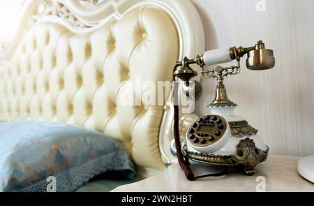 Intérieur de la chambre de luxe avec téléphone vintage sur la table à côté Banque D'Images