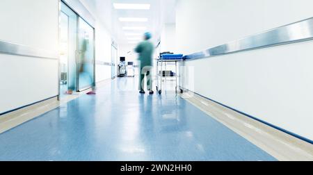 Médecins et infirmières marchant dans le couloir de l'hôpital Banque D'Images