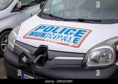 Bordeaux , France - 02 29 2024 : police municipale française recharge renault ev véhicule électrique voiture police municipale avec autocollants logo signe texte Banque D'Images