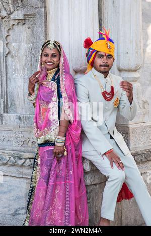 Jeune couple Gangaur Ghat Udaipur Rajasthan Inde Banque D'Images