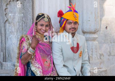 Jeune couple Gangaur Ghat Udaipur Rajasthan Inde Banque D'Images