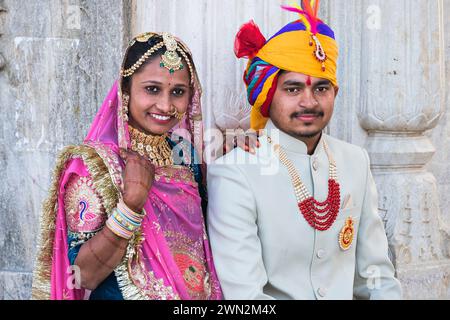 Jeune couple Gangaur Ghat Udaipur Rajasthan Inde Banque D'Images