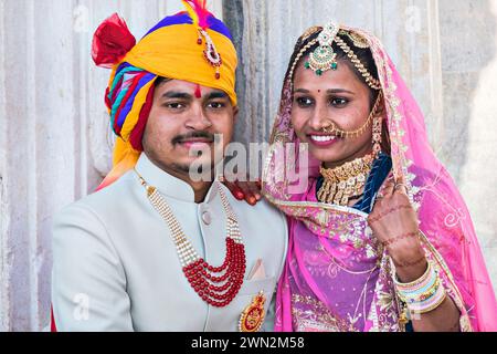 Jeune couple Gangaur Ghat Udaipur Rajasthan Inde Banque D'Images