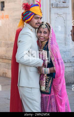 Jeune couple Gangaur Ghat Udaipur Rajasthan Inde Banque D'Images