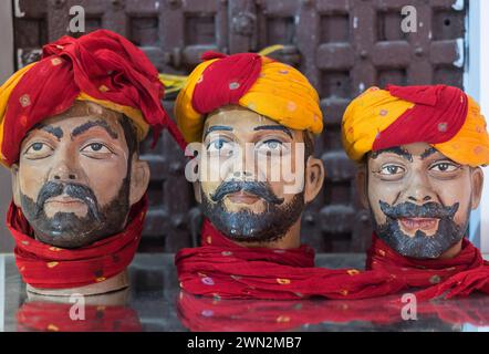 Turbans colorés Bagore Ki Haveli musée Udaipur Rajasthan Inde Banque D'Images