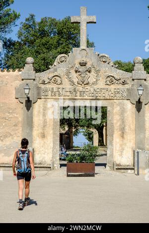 Coureuse féminine à l'entrée du Sanctuaire de notre-Dame de Cura, Puig de Cura, Algaida, Majorque, Espagne Banque D'Images