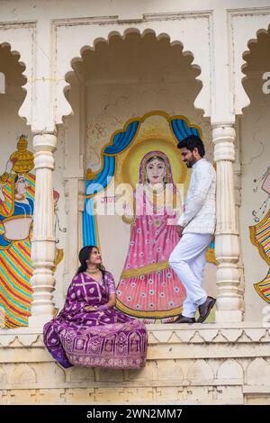 Couple indien à Gangaur Ghat Udaipur Rajasthan Inde Banque D'Images