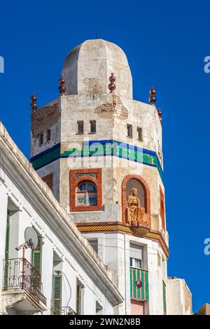 Tetuán, Maroc. 26 janvier 2024. Vue sur El Ensanche, le quartier colonial espagnol, avec le bâtiment la Equitativa de Casto Fernández-Shaw Banque D'Images