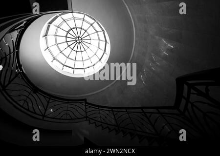 Low angle view of spiral staircase Banque D'Images