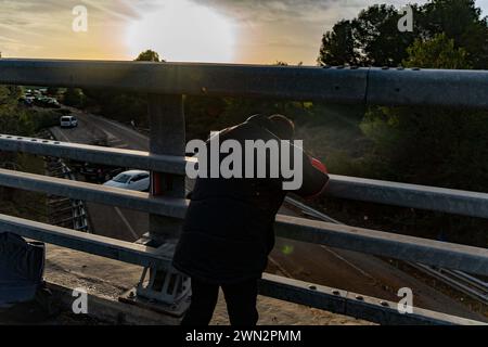 Février, 28, 2024 Pontos, Gérone, Espagne pol Pontos, Gérone, Catalogne, Espagne-blocus de l'AP-7 par les agriculteurs français et catalans. Reste sur la coupe de la route N2 et de l'autoroute AP-7 à Pont-s, près de la frontière entre la France et l'Espagne. Les agriculteurs qui bloquent ces deux routes depuis plus de 24 heures ont l’intention de garder la route fermée jusqu’à ce que le conseiller les rencontre et que le directeur de l’Agence catalane de l’eau démissionne. Aujourd'hui, ils ont également été rejoints par des agriculteurs du sud de la France, de la région de Perpignan, appartenant au syndicat des agriculteurs "Confdration paysanne", qui sont descendus Banque D'Images