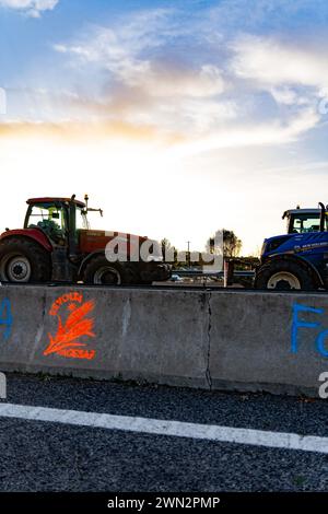 Février, 28, 2024 Pontos, Gérone, Espagne pol Pontos, Gérone, Catalogne, Espagne-blocus de l'AP-7 par les agriculteurs français et catalans. Reste sur la coupe de la route N2 et de l'autoroute AP-7 à Pont-s, près de la frontière entre la France et l'Espagne. Les agriculteurs qui bloquent ces deux routes depuis plus de 24 heures ont l’intention de garder la route fermée jusqu’à ce que le conseiller les rencontre et que le directeur de l’Agence catalane de l’eau démissionne. Aujourd'hui, ils ont également été rejoints par des agriculteurs du sud de la France, de la région de Perpignan, appartenant au syndicat des agriculteurs "Confdration paysanne", qui sont descendus Banque D'Images