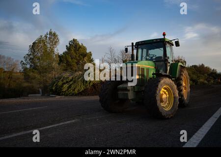 Février, 28, 2024 Pontos, Gérone, Espagne pol Pontos, Gérone, Catalogne, Espagne-blocus de l'AP-7 par les agriculteurs français et catalans. Reste sur la coupe de la route N2 et de l'autoroute AP-7 à Pont-s, près de la frontière entre la France et l'Espagne. Les agriculteurs qui bloquent ces deux routes depuis plus de 24 heures ont l’intention de garder la route fermée jusqu’à ce que le conseiller les rencontre et que le directeur de l’Agence catalane de l’eau démissionne. Aujourd'hui, ils ont également été rejoints par des agriculteurs du sud de la France, de la région de Perpignan, appartenant au syndicat des agriculteurs "Confdration paysanne", qui sont descendus Banque D'Images