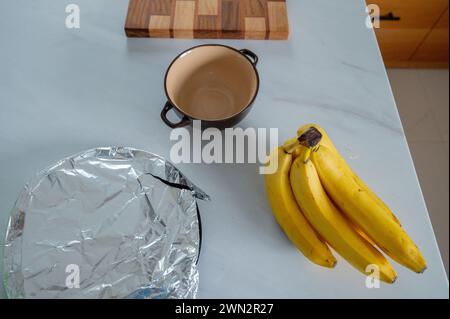 Début dynamique : la banane, le lait et le granola créent un repas coloré et nutritif Banque D'Images