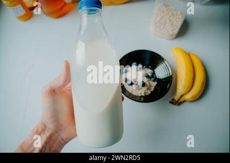 Lumineux et sain : banane, yaourt et avoine se combinent pour un petit déjeuner puissant Banque D'Images